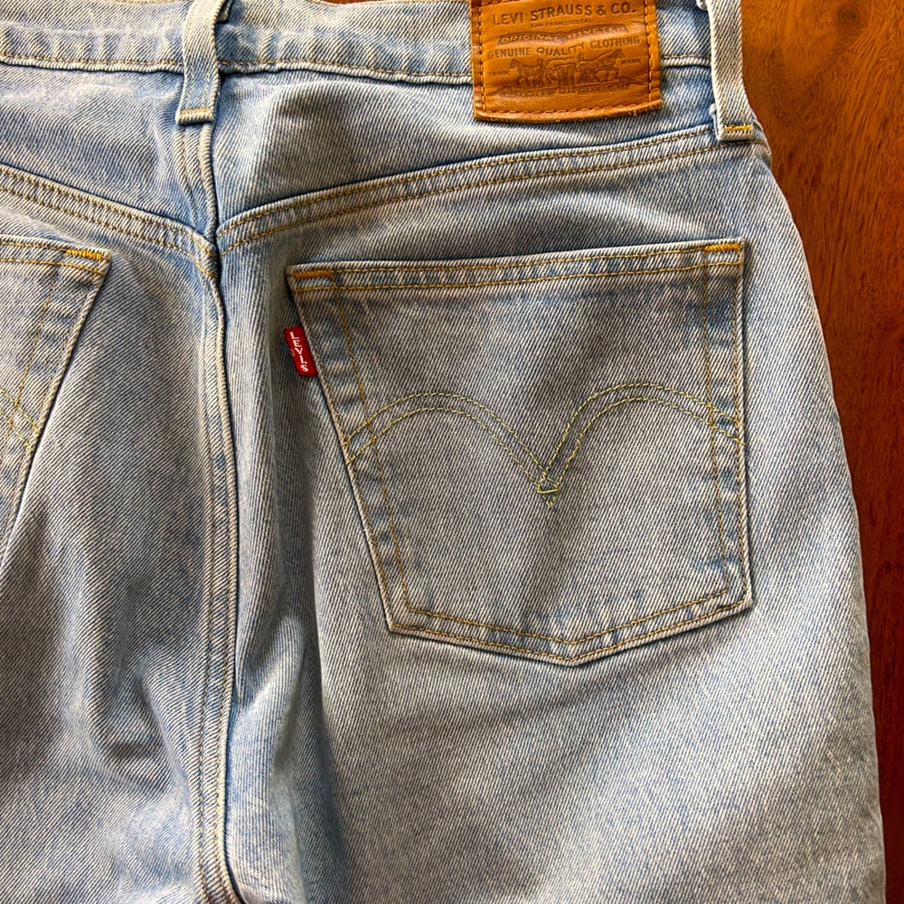 Levi’s women light denim 501 S skinny crop Great condition. Size 28
